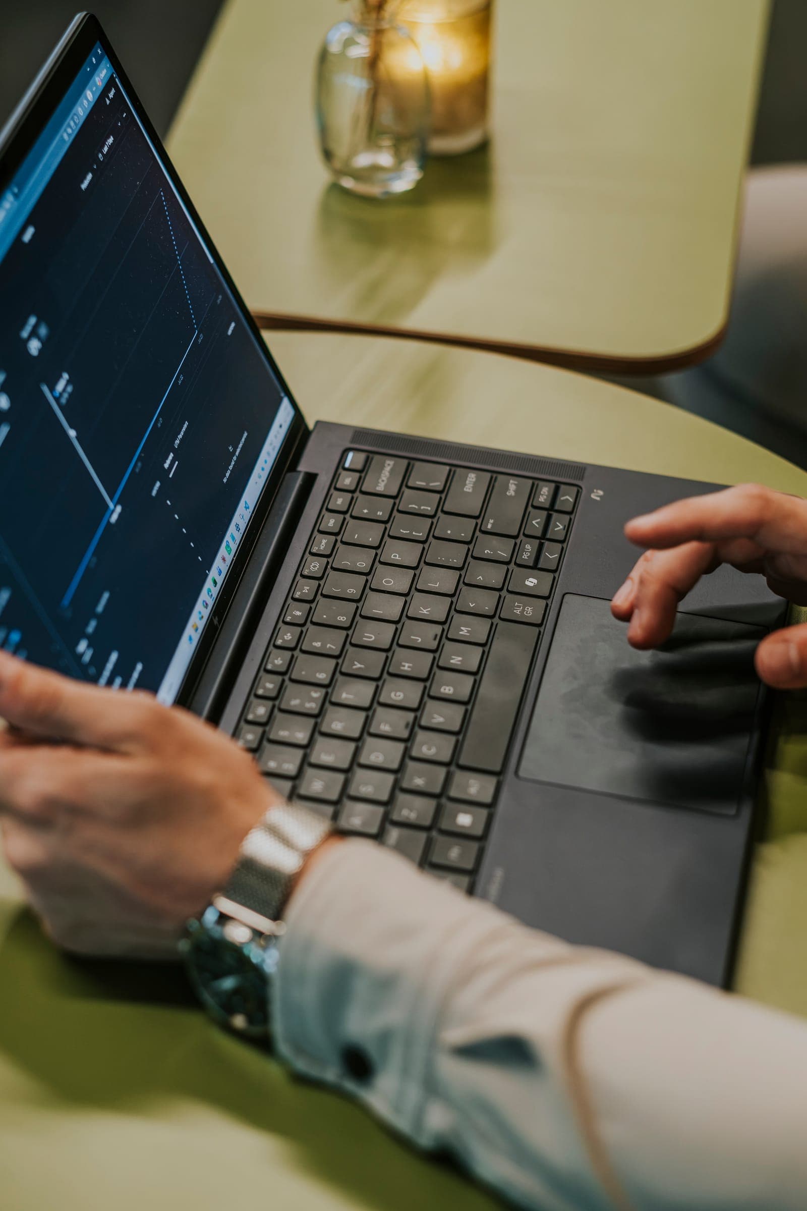 Laptop met een dashboard tijdens het werk aan een implementatie